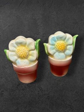 Vintage Shawnee Pottery flower salt and pepper shakers